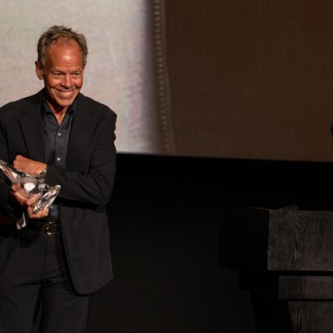 Panavision's David Dodson presents Rodrigo Prieto, ASC, AMC, with the Distinguished Filmmaker Award.